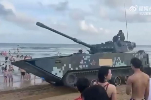 Çin ordusu Tayvan yaxınlığındakı çimərliyə tanklarını çıxardı